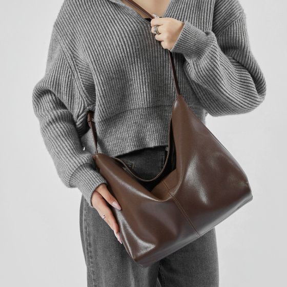 Elova Handcrafted Genuine Leather Crossbody Bag in Black - E471 view 2