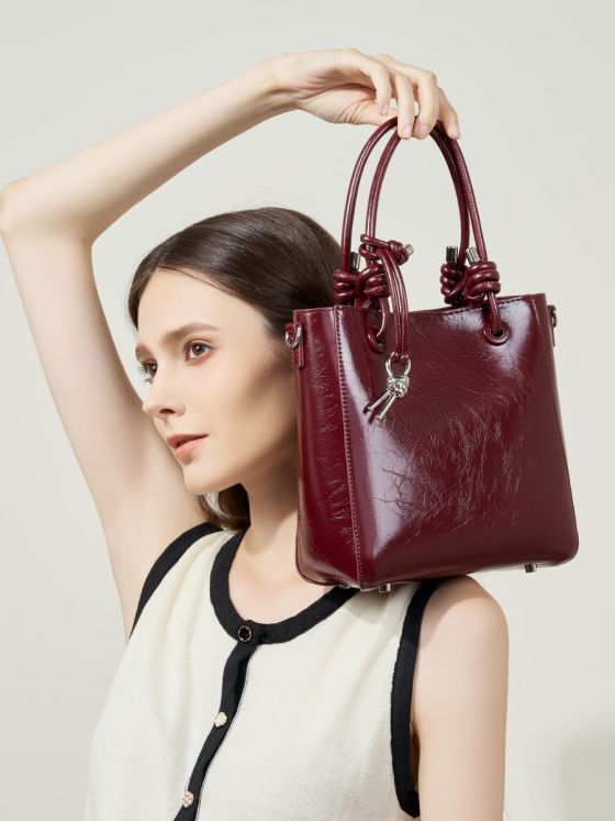 Elova Handcrafted Genuine Leather Crossbody Bag in Black - E461