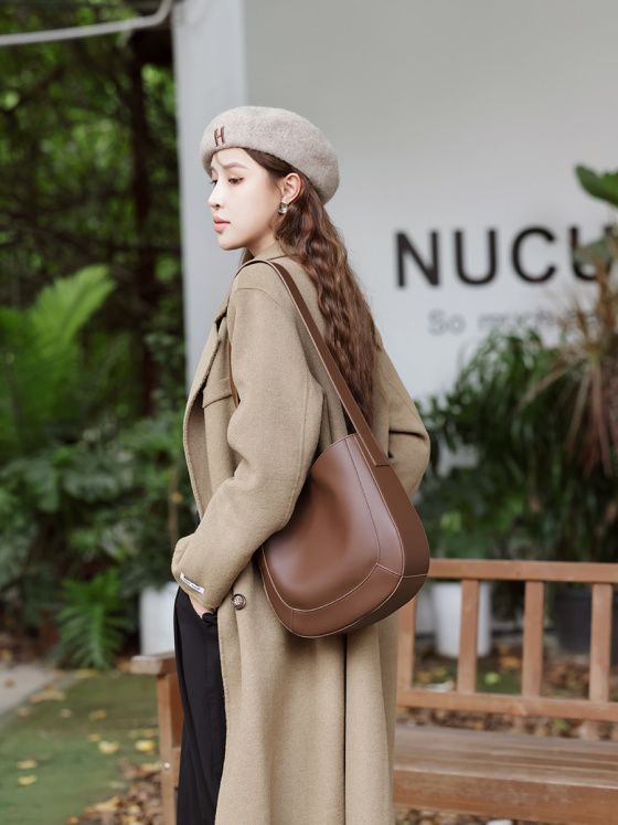 Elova Handcrafted Genuine Leather Crossbody Bag in Black - E211