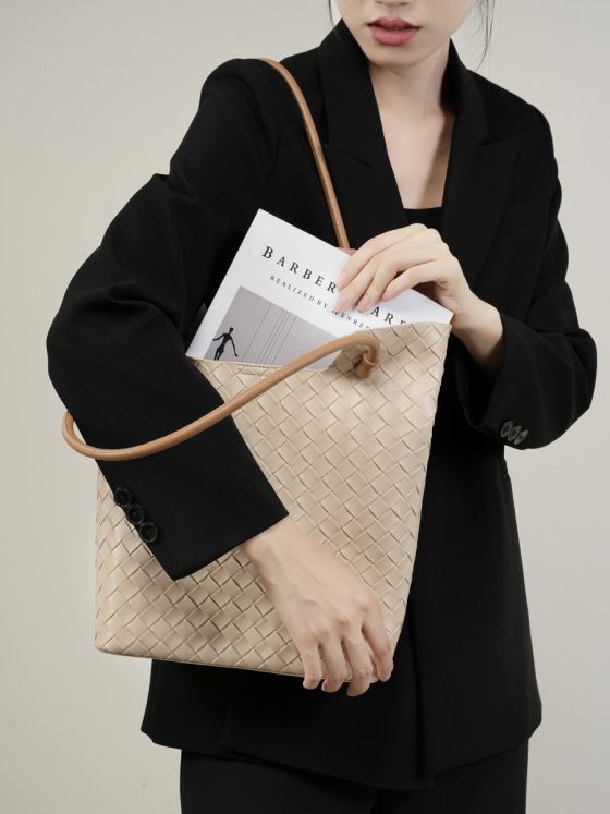 Elova Handcrafted Genuine Leather Tote Bag in Black - E431 view 5