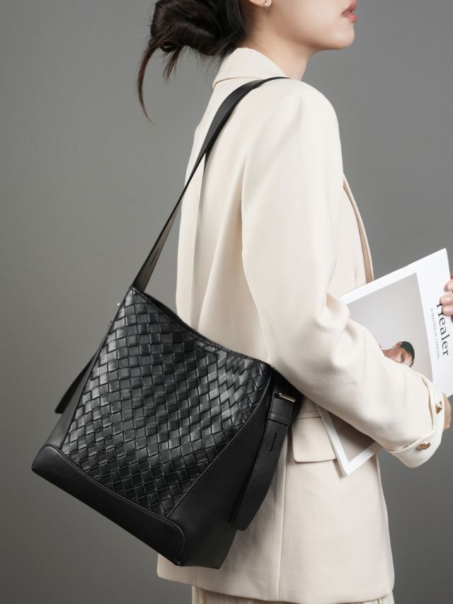 Elova Handcrafted Genuine Leather Crossbody Bag in Black - E451 view 8