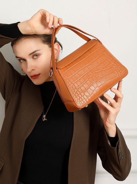 Elova Handcrafted Genuine Leather Crossbody Bag in Black - E744