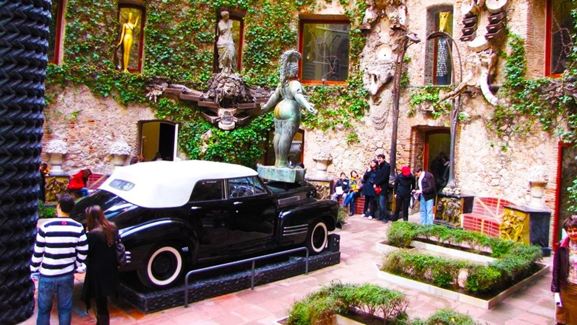 Dalí Museum, Cadaqués and Dali's House in Port Lligat | Inout