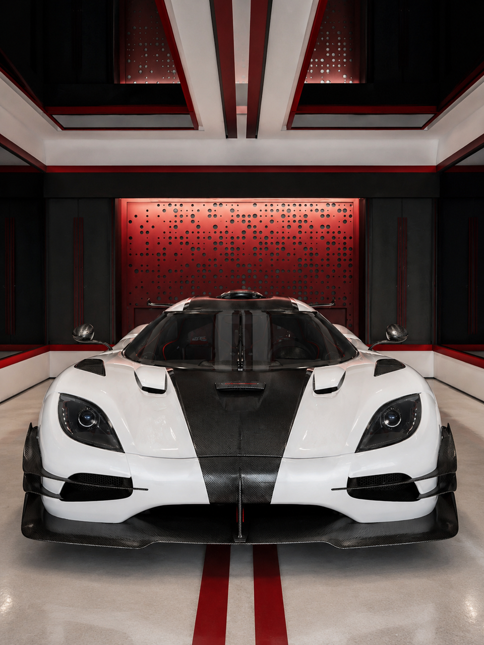 Red Ribbon — vue frontale verticale de la Koenigsegg