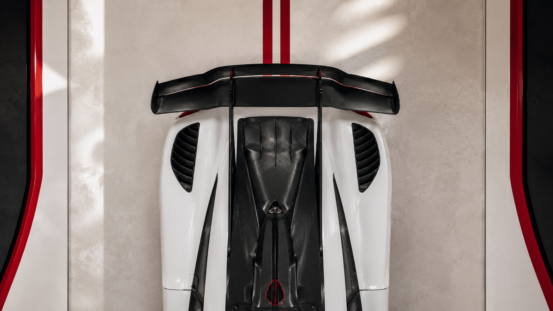Red Ribbon — vue du dessus de l’arrière de la Koenigsegg