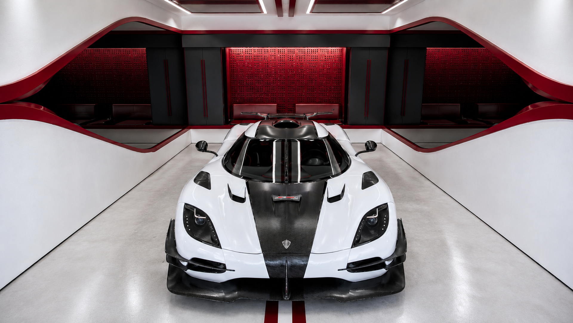 Red Ribbon — vue de face de la Koenigsegg