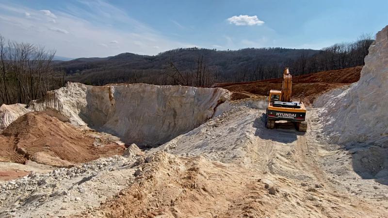 Bager kopa kvarcni pijesak