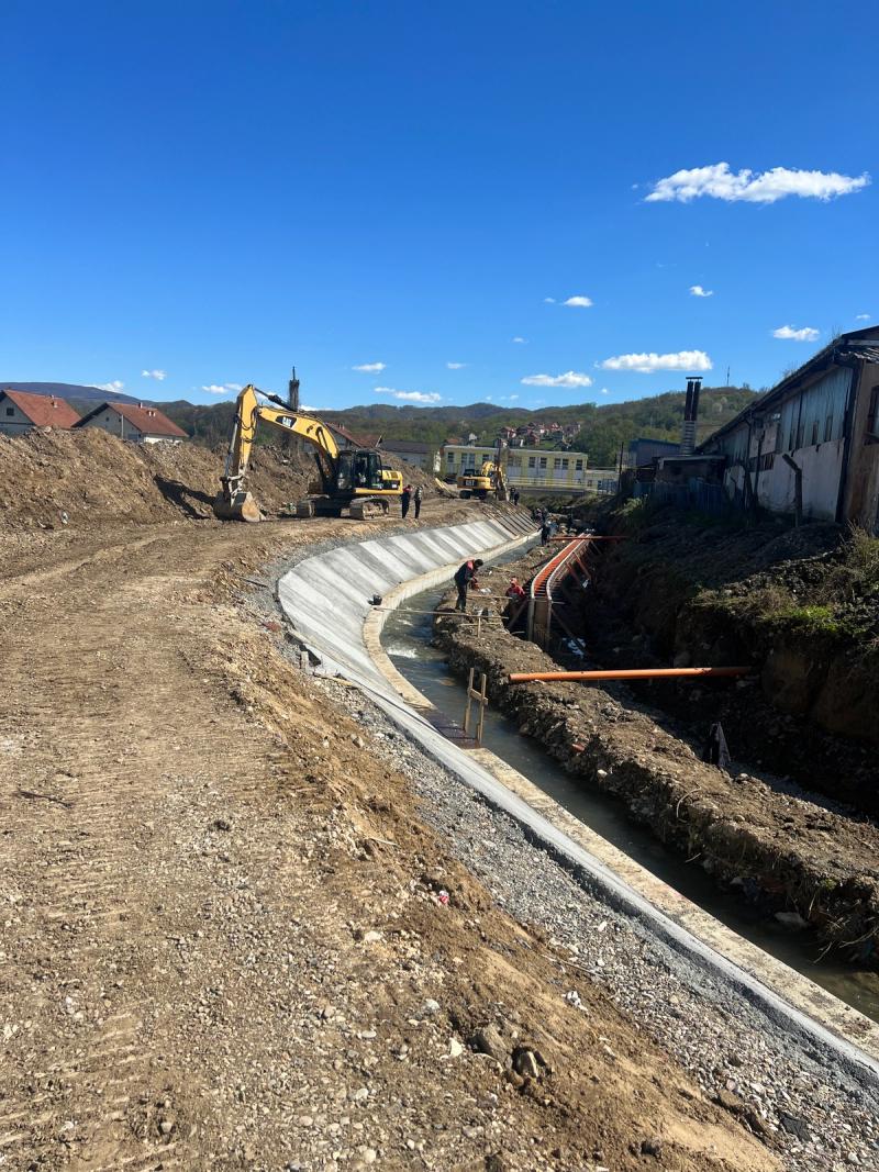 Mašine koje obavljaju iskope na regulaciji rijeke Hoče