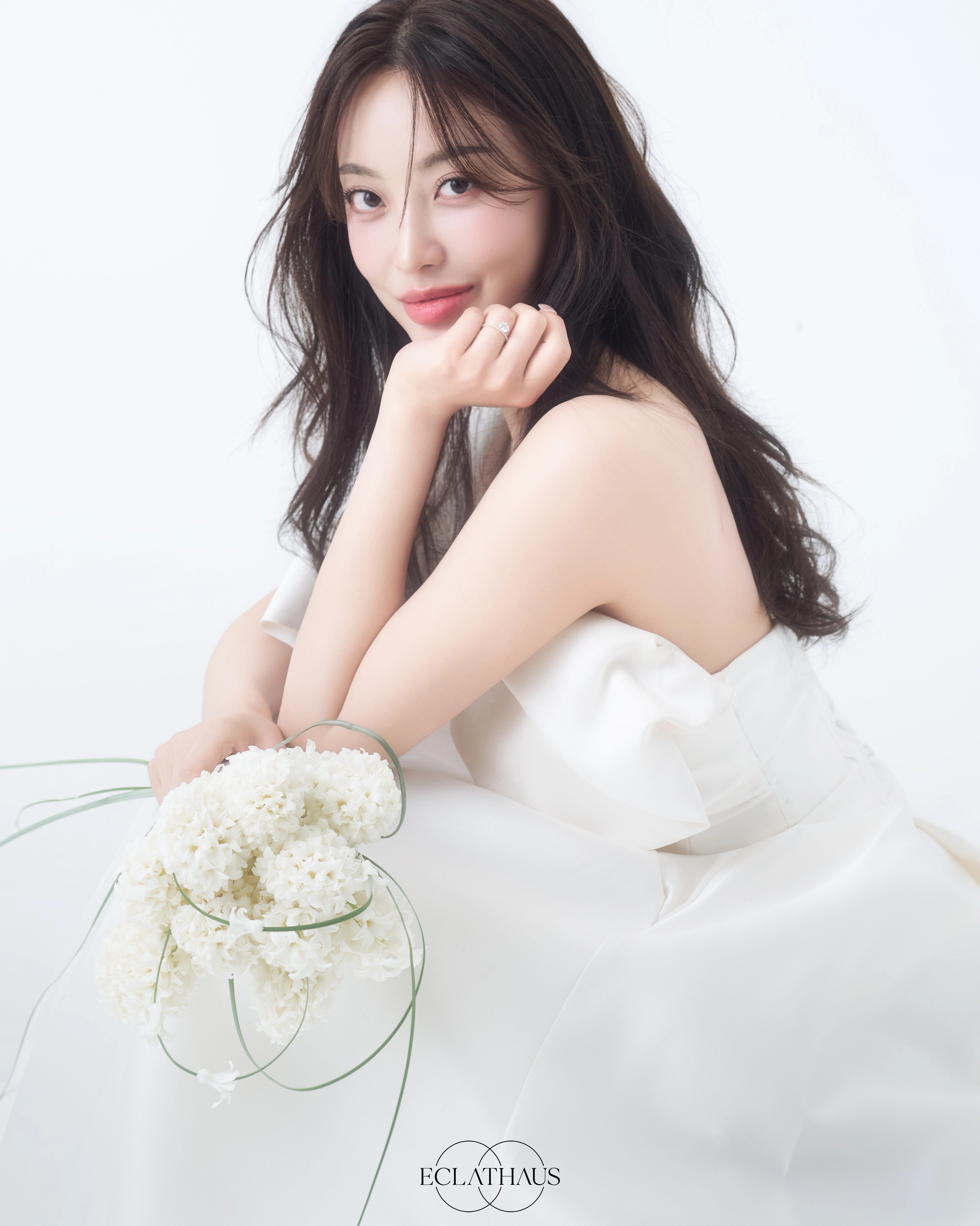 화이트 오프숄더 드레스를 입고 흰 꽃다발을 든 신부, 밝은 데이라이트 톤의 에끌라하우스 웨딩 스튜디오 샘플 촬영
