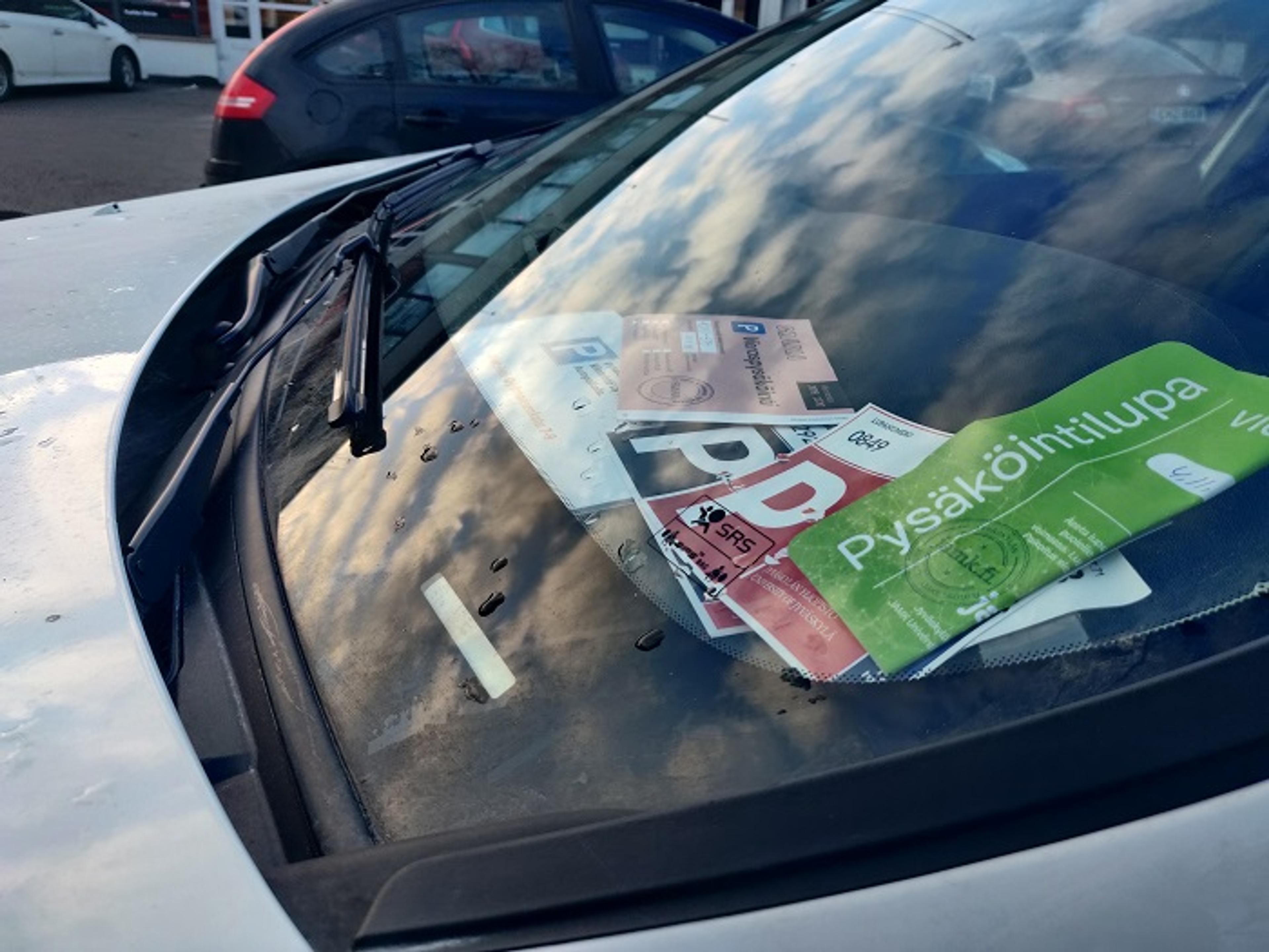 Pysäköintilaput ovat rasitteita taloyhtiöille. Pääset näistä eroon Sharewayn avulla.