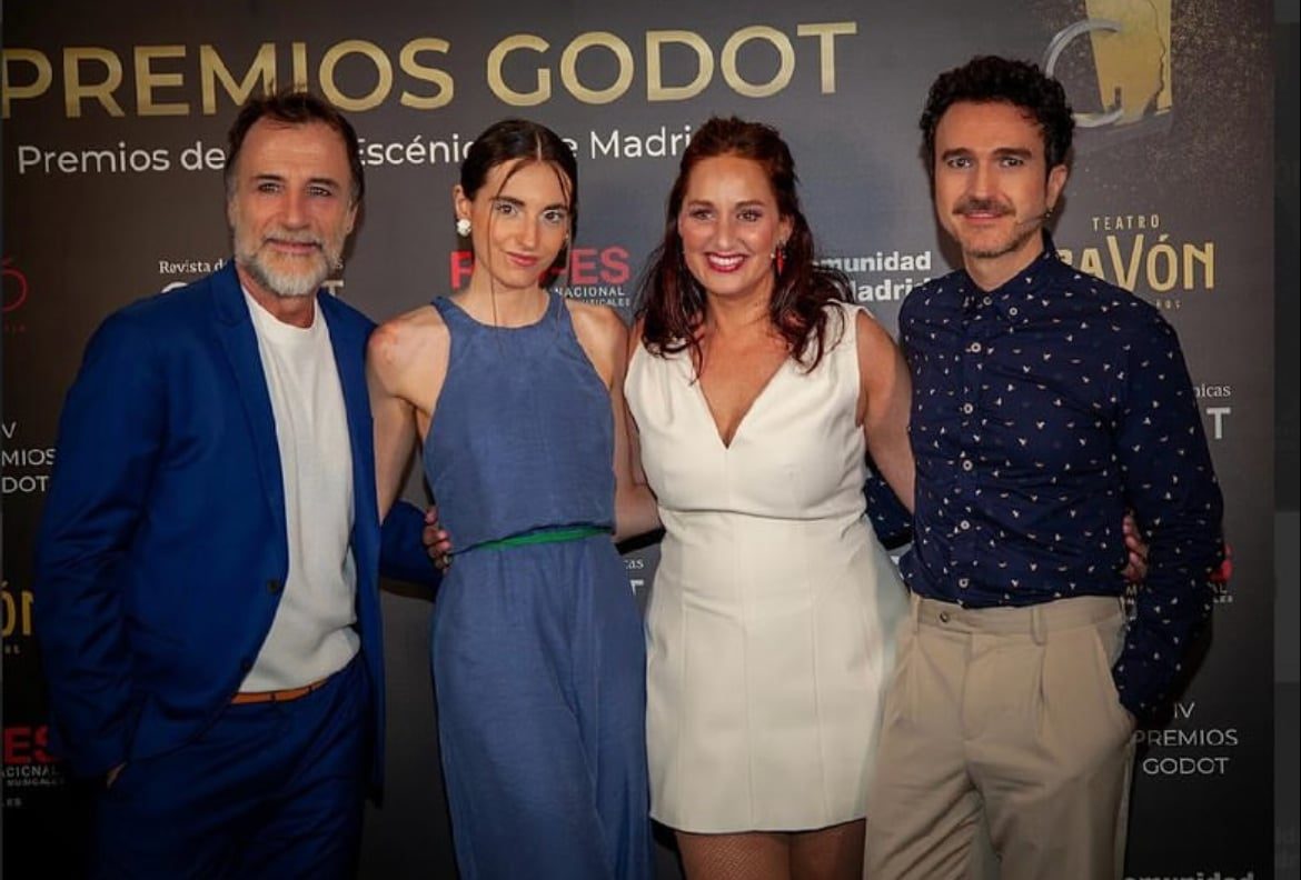 Cecilia Mansilla con el equipo en el photocall de los Premios Godot