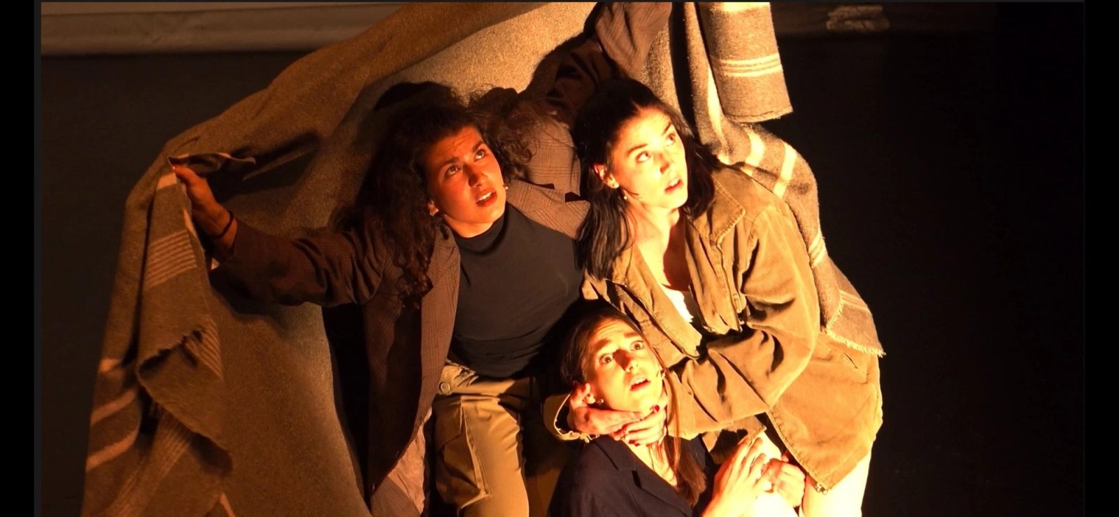 El elenco de Nacional 340 apiñado en escena, con luz cálida