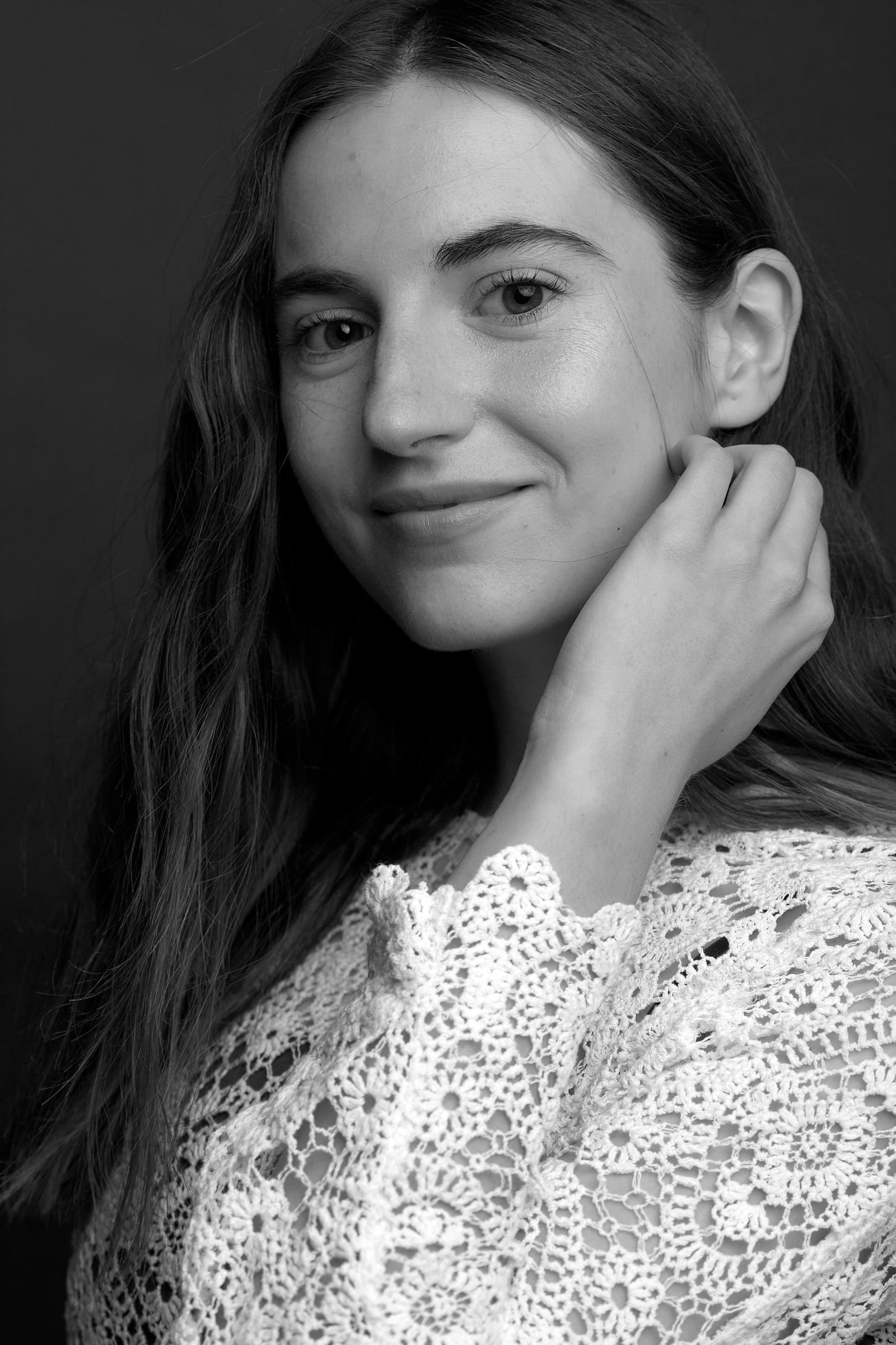 Retrato de Cecilia Mansilla en blanco y negro, con blusa de encaje, sonriendo