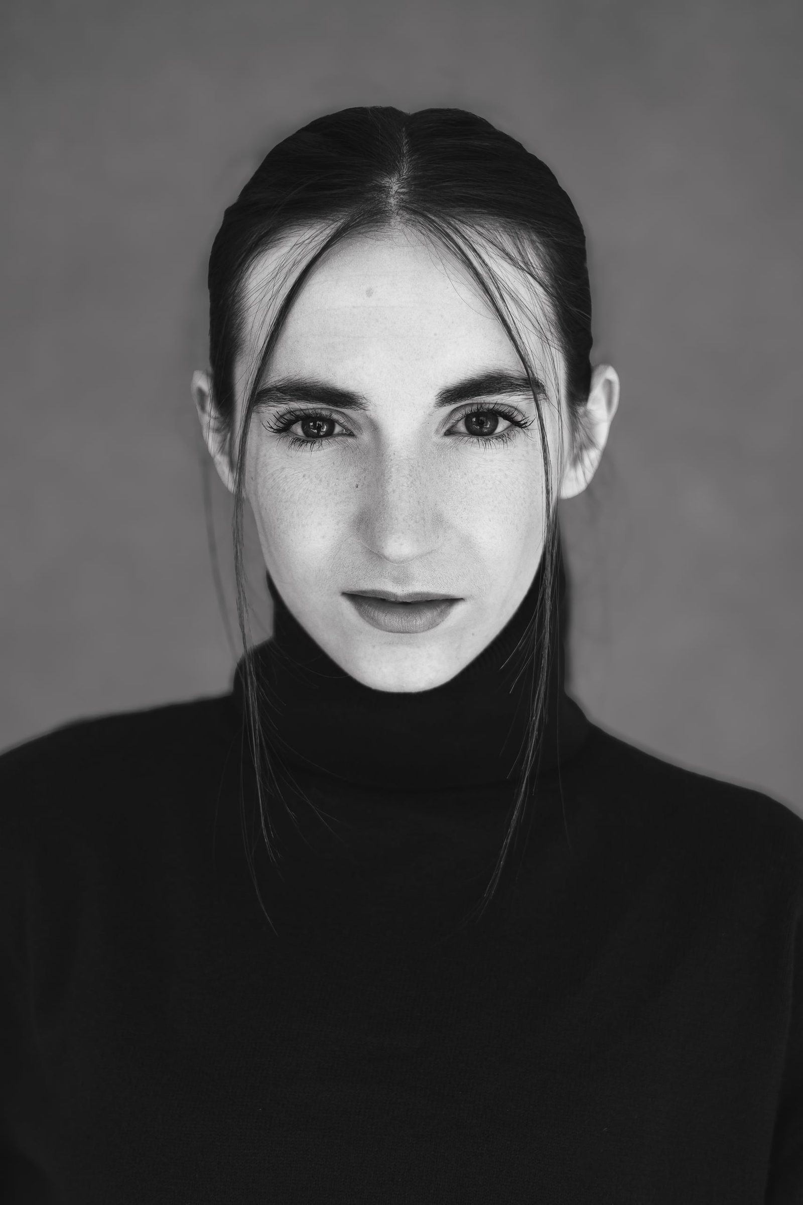 Retrato frontal de Cecilia Mansilla en blanco y negro, con jersey de cuello alto