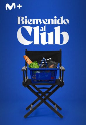 letras en blanco del título de la serie y una silla de director de cine con productos de supermercado sobre fondo azul eléctrico, arriba a la izquierda el logo de Movistar plus