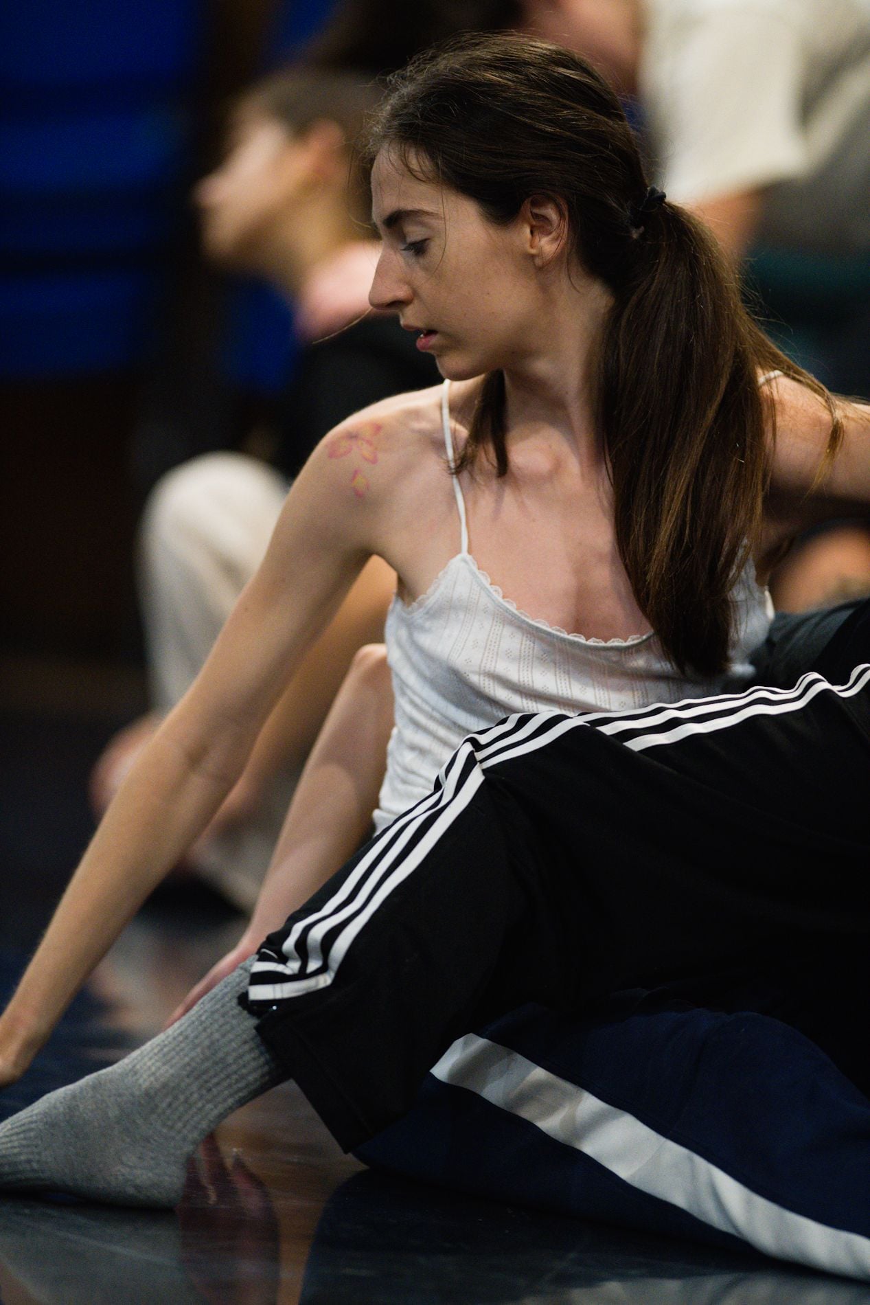 Cecilia Mansilla estirando en el suelo durante un ensayo de Estancias Coreográficas