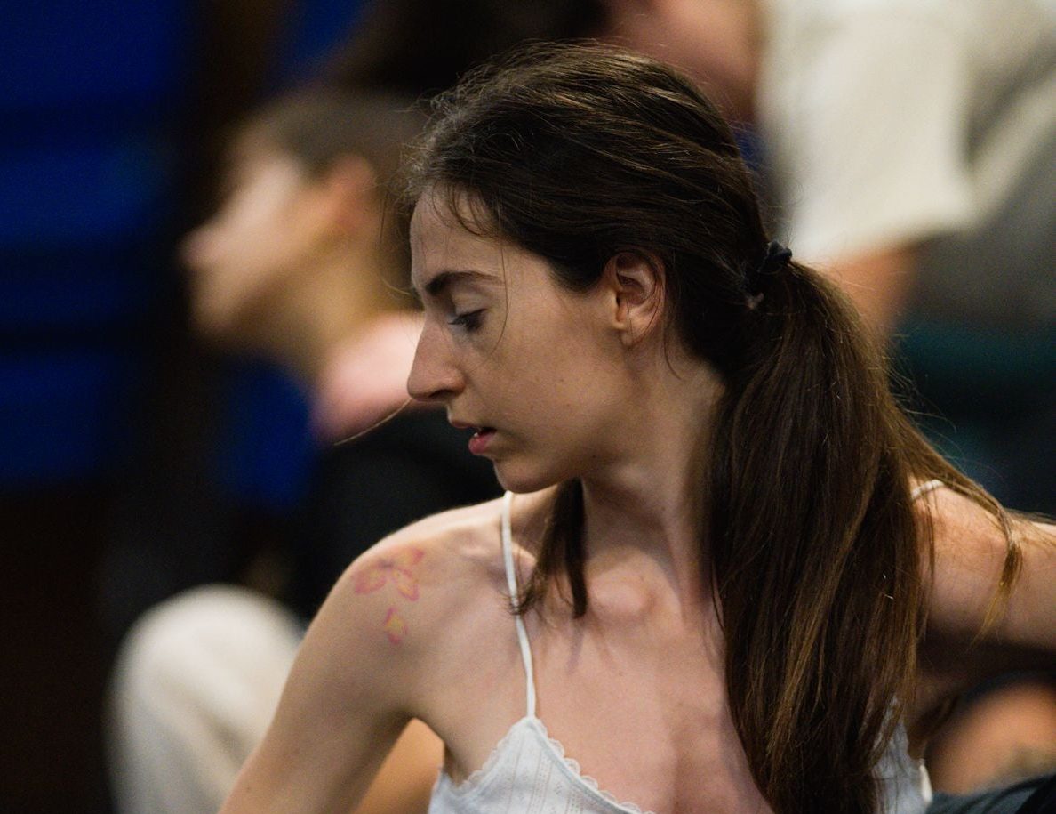 Cecilia Mansilla estirando en el suelo durante un ensayo de Estancias Coreográficas