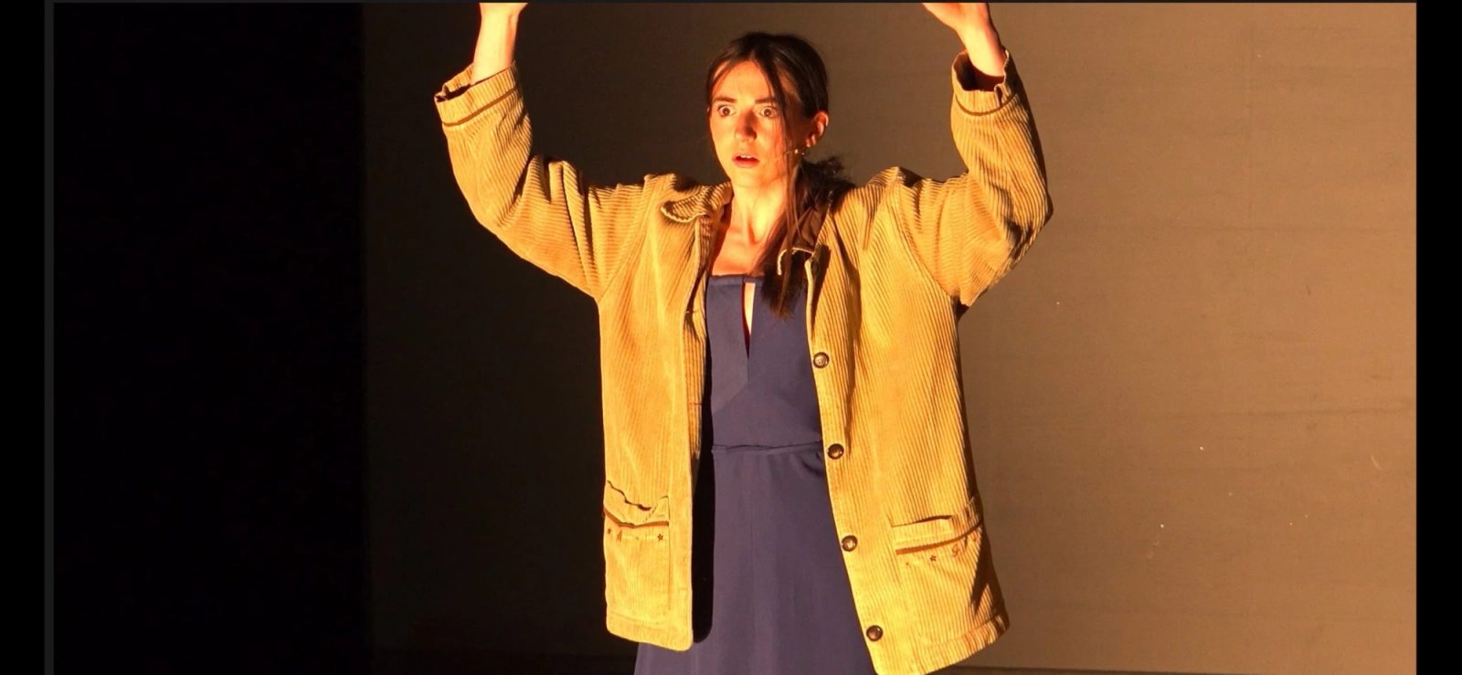 Cecilia Mansilla con los brazos en alto en una escena de Nacional 340