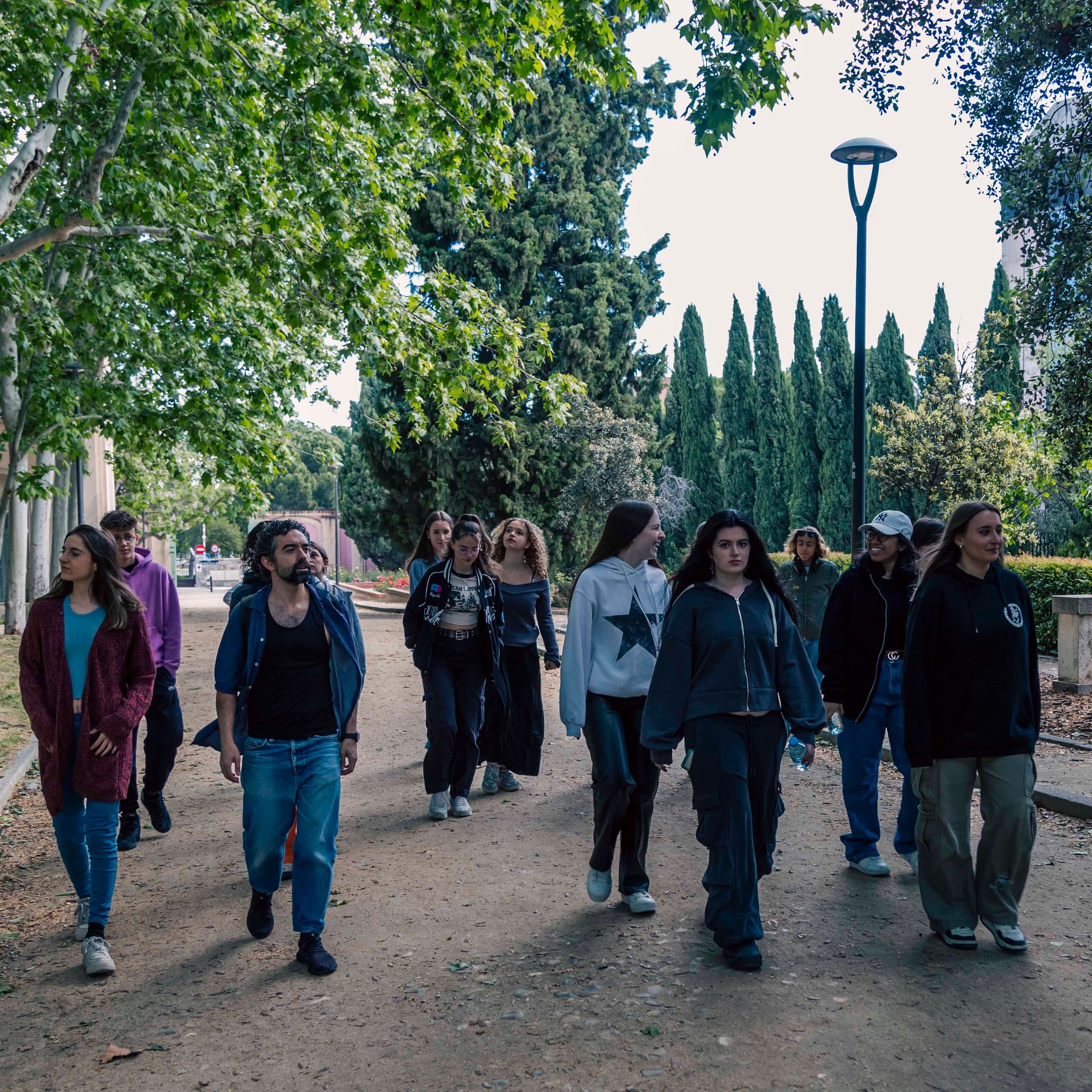 Un grupo de adolescentes de Mundo Quinta caminando por un parque