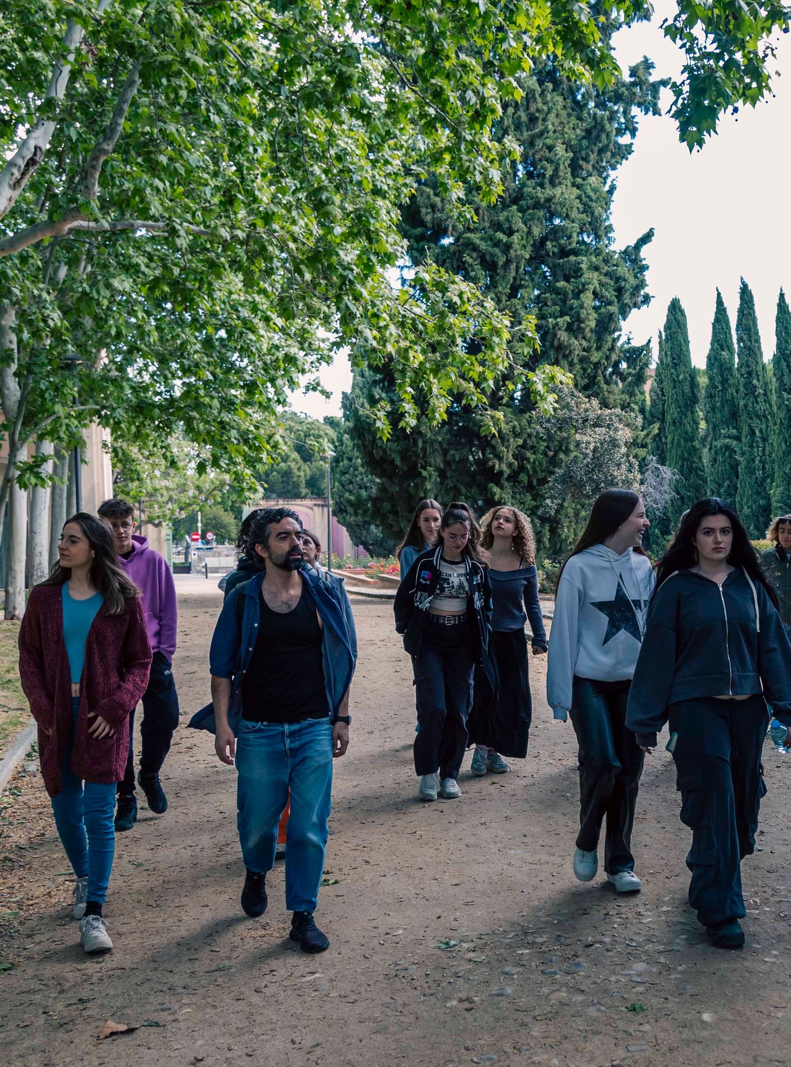 Un grupo de adolescentes de Mundo Quinta caminando por un parque
