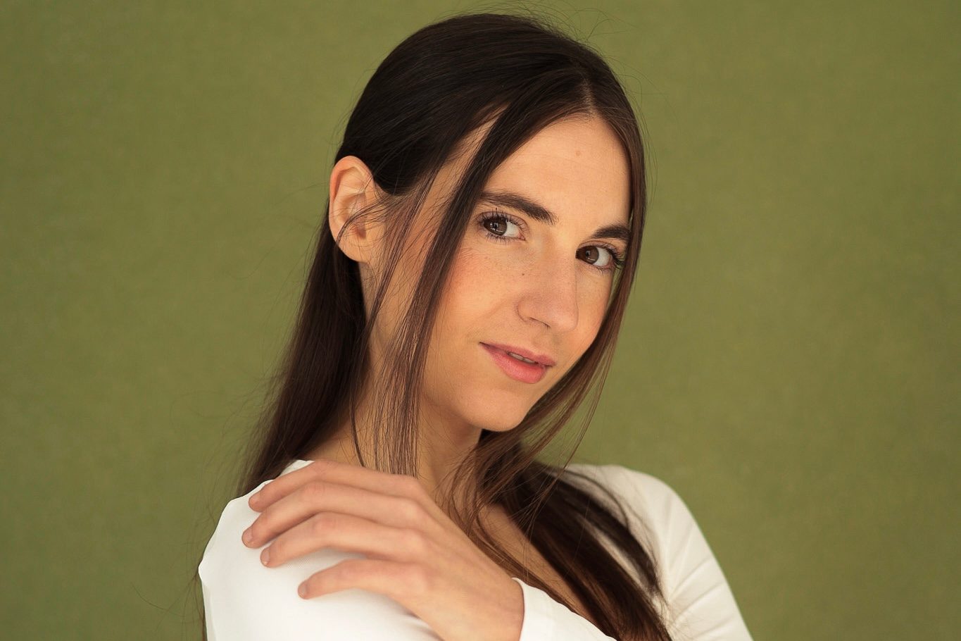 Cecilia Mansilla sobre fondo verde