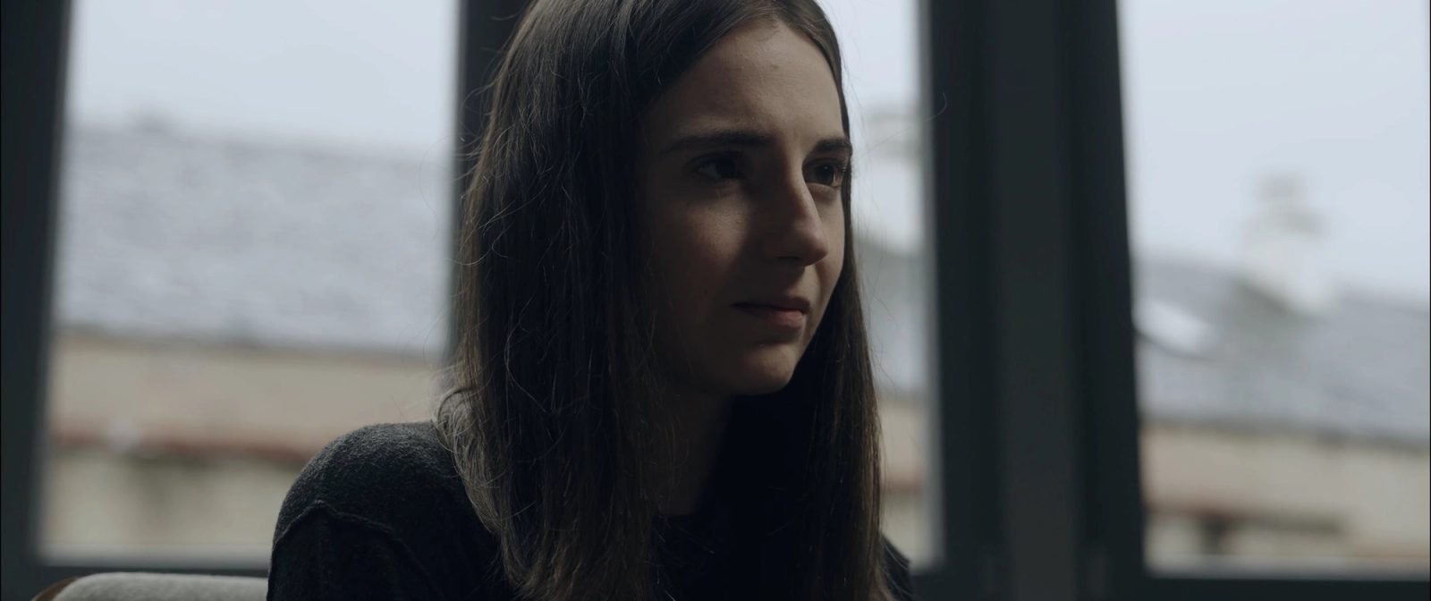 Cecilia Mansilla junto a una ventana en Podría ser yo