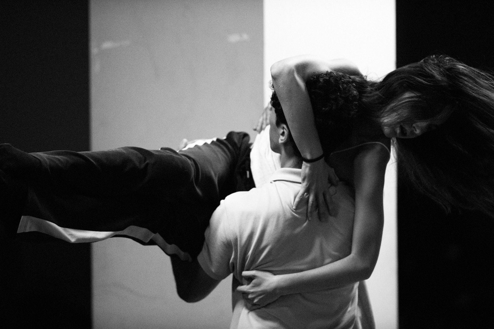 Dos intérpretes en un ensayo de Estancias Coreográficas, en blanco y negro