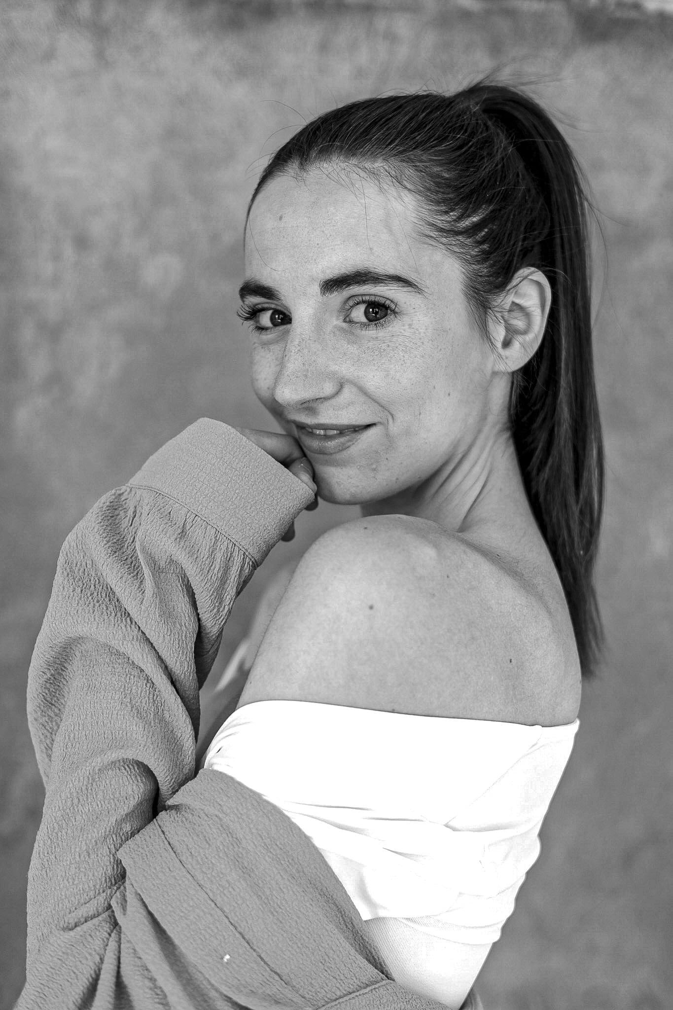 Retrato de Cecilia Mansilla en blanco y negro sobre fondo gris