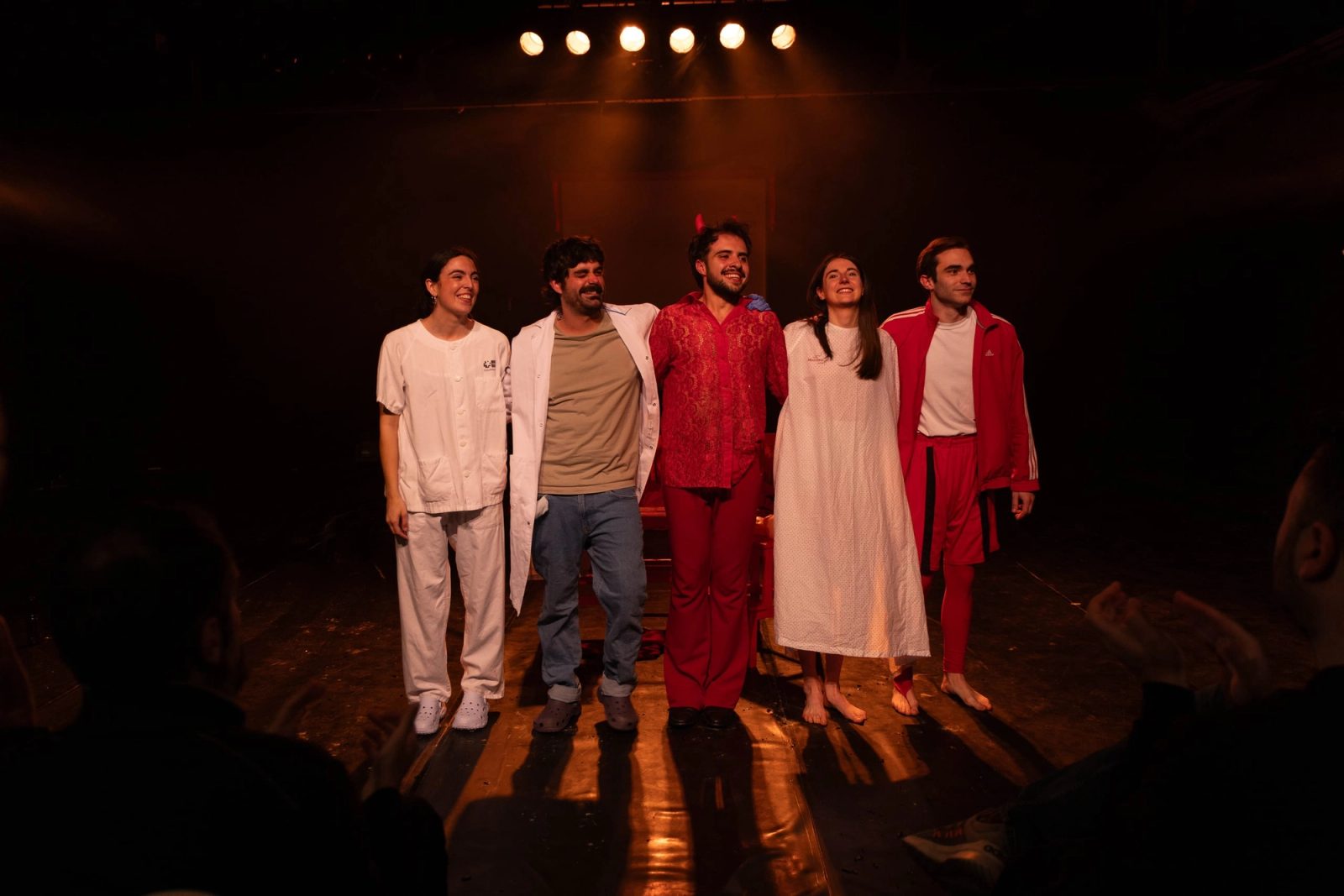 El elenco de El cuadrado de la avaricia alineado en escena