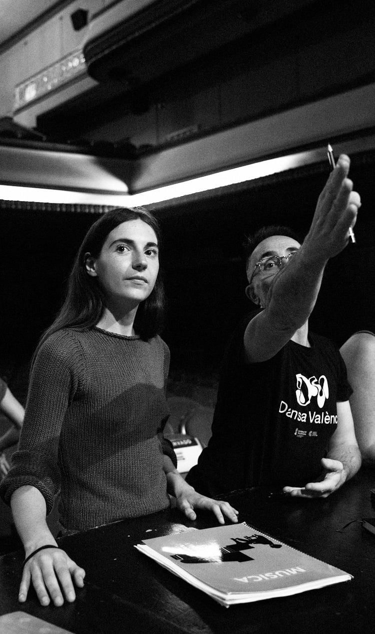 Cecilia Mansilla en una mesa de trabajo durante el proceso de creación, en blanco y negro