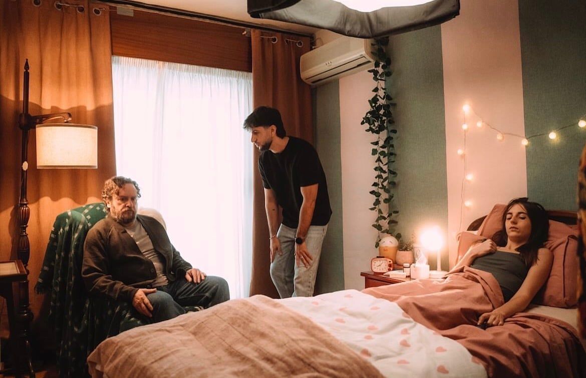 Escena de Shinzō en el dormitorio, con tres personajes