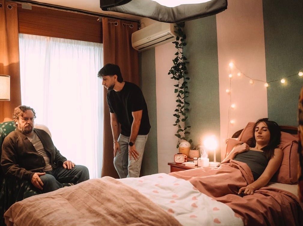 Escena de Shinzō en el dormitorio, con tres personajes