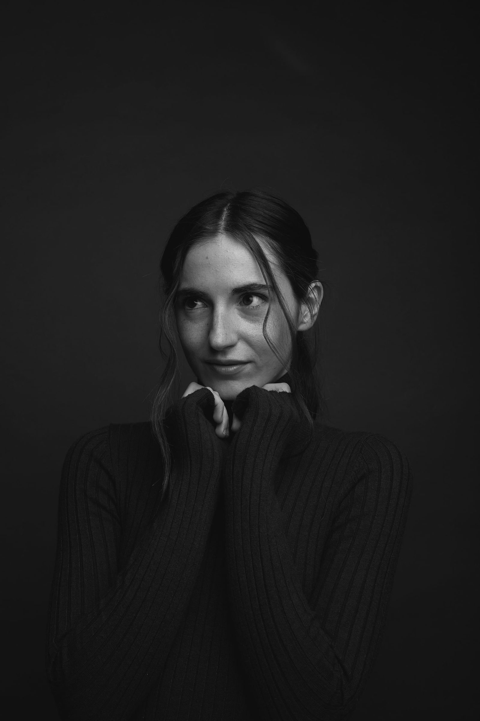 Retrato de Cecilia Mansilla en blanco y negro sobre fondo oscuro