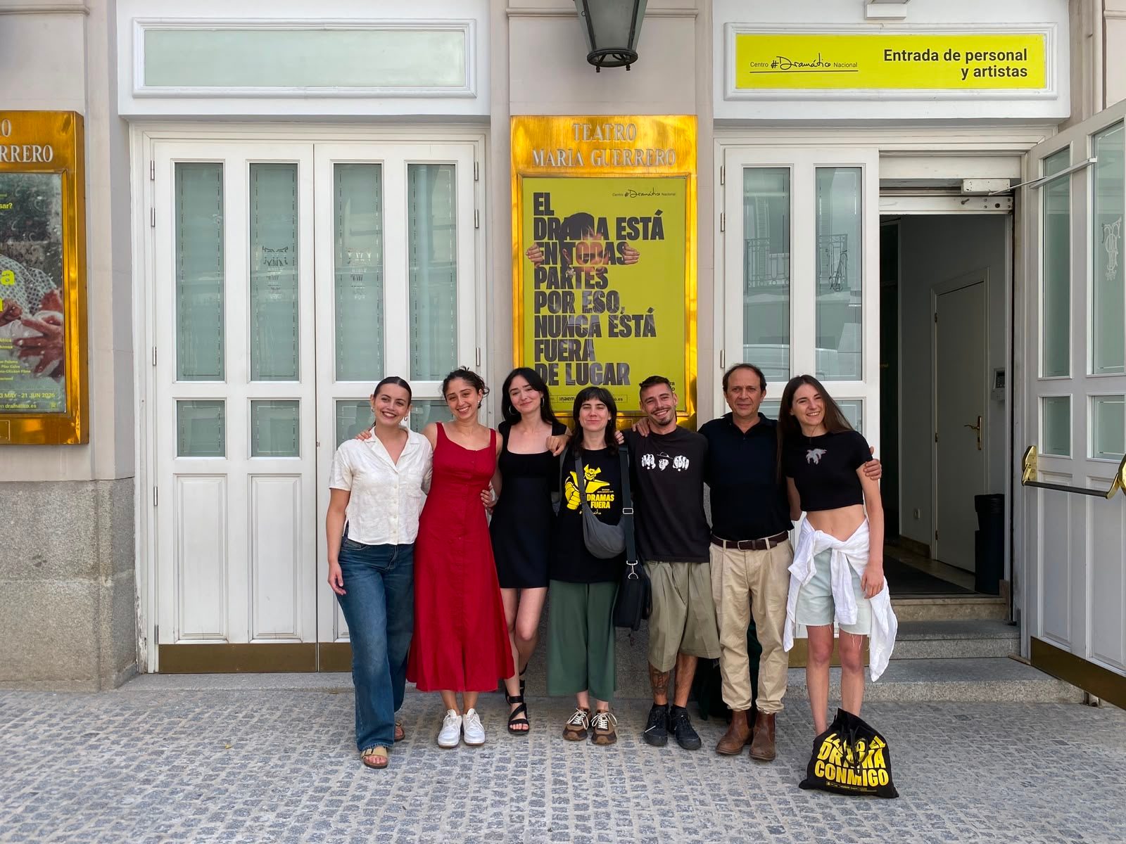 El equipo posando en la entrada de artistas del Teatro María Guerrero
