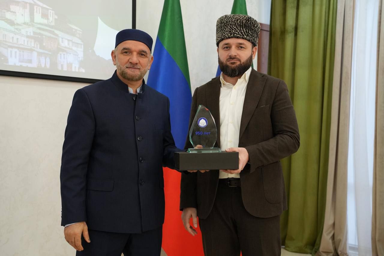 По поручению и от имени Муфтия КЧР Мухаммада-хаджи Эркенова, ректор Карачаево-Черкесского исламского института им. имама Абу Ханифа Ахмад-хаджи Каитов и директор республиканского медресе Расул-хаджи Айбазов приняли участие во Всероссийском форуме «950 лет медресе ан-Низамия: вклад древнейшего университета в культуру и образование России», проходящем при поддержке Главы Республики Дагестан.