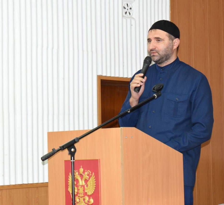 Сегодня директор республиканского Медресе Расул-Хаджи Айбазов принял участие в круглом столе на тему: «Профилактика негативных проявлений в молодежном среде»