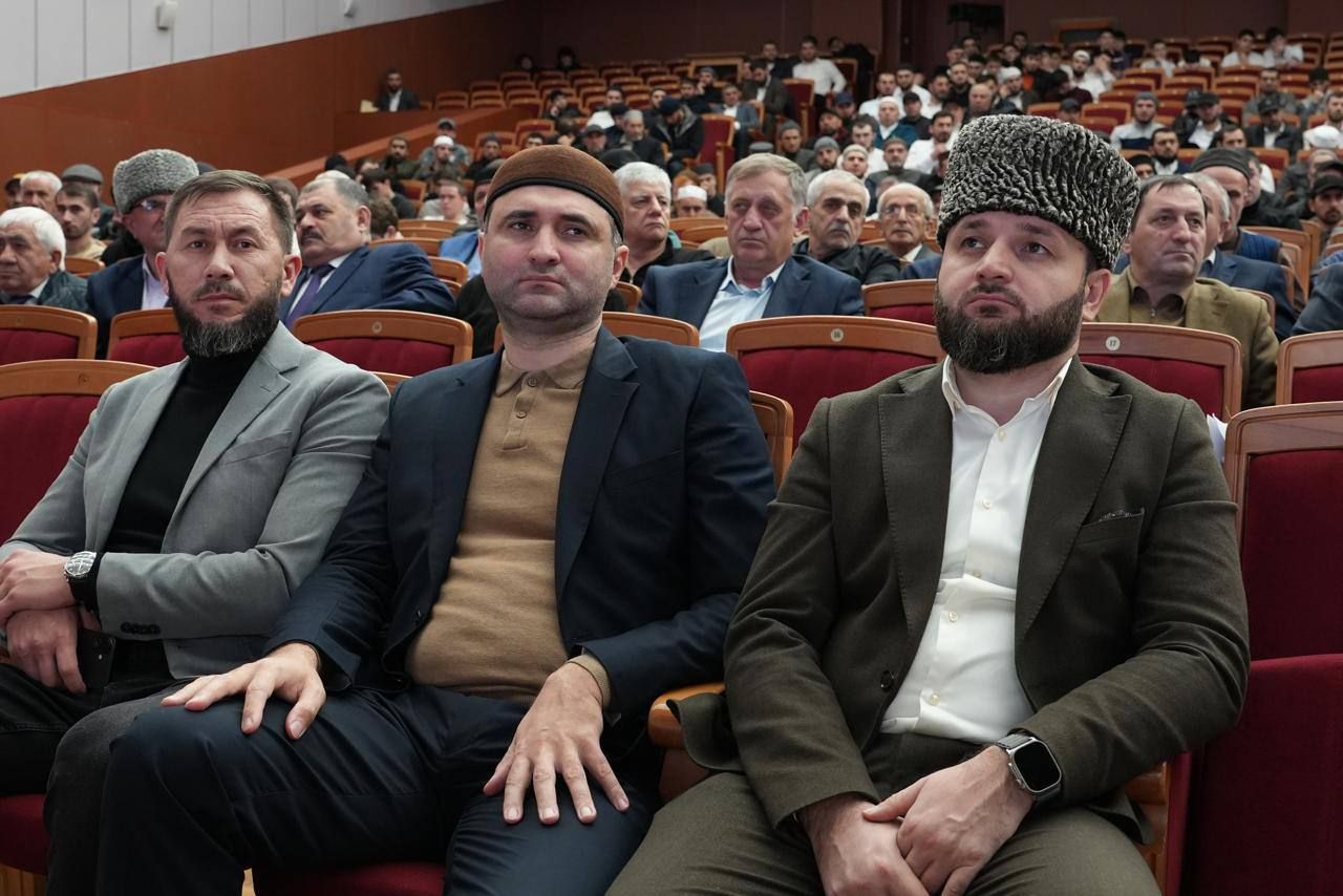 По поручению и от имени Муфтия КЧР Мухаммада-хаджи Эркенова, ректор Карачаево-Черкесского исламского института им. имама Абу Ханифа Ахмад-хаджи Каитов и директор республиканского медресе Расул-хаджи Айбазов приняли участие во Всероссийском форуме «950 лет медресе ан-Низамия: вклад древнейшего университета в культуру и образование России», проходящем при поддержке Главы Республики Дагестан.