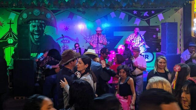 Noite chuvosa, forró quente
