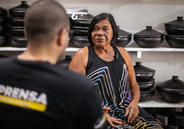 Panelas pretas de barro são tesouro artesanal de Nevinha das Cerâmicas