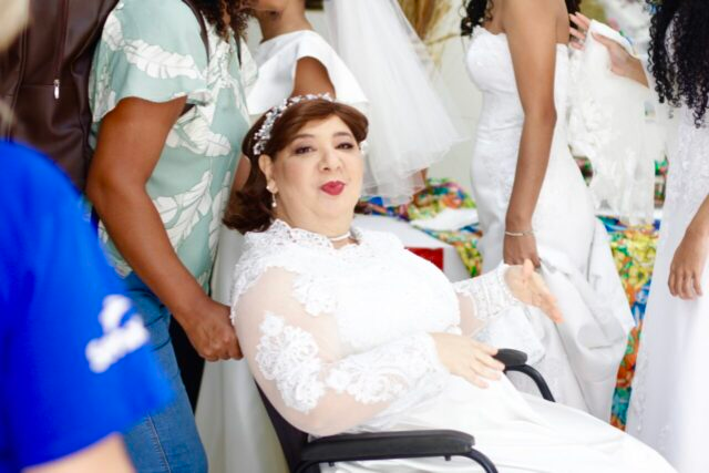 Casamento coletivo celebra amor com inclusão e acessibilidade