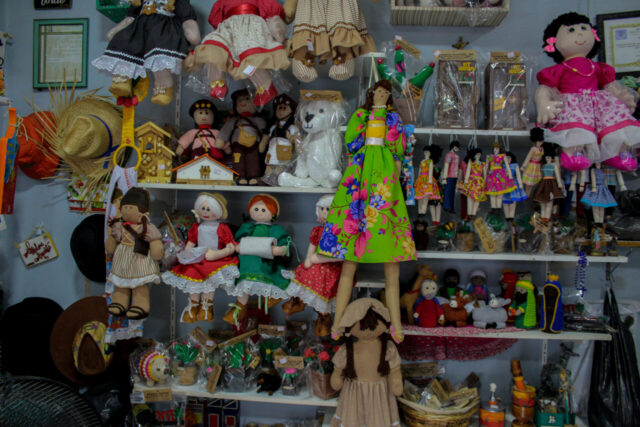 A arte que move a vila: Mãos que fabricam parte do São João em Campina Grande