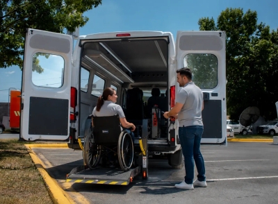 Persona en silla de ruedas subiendo a van accesible