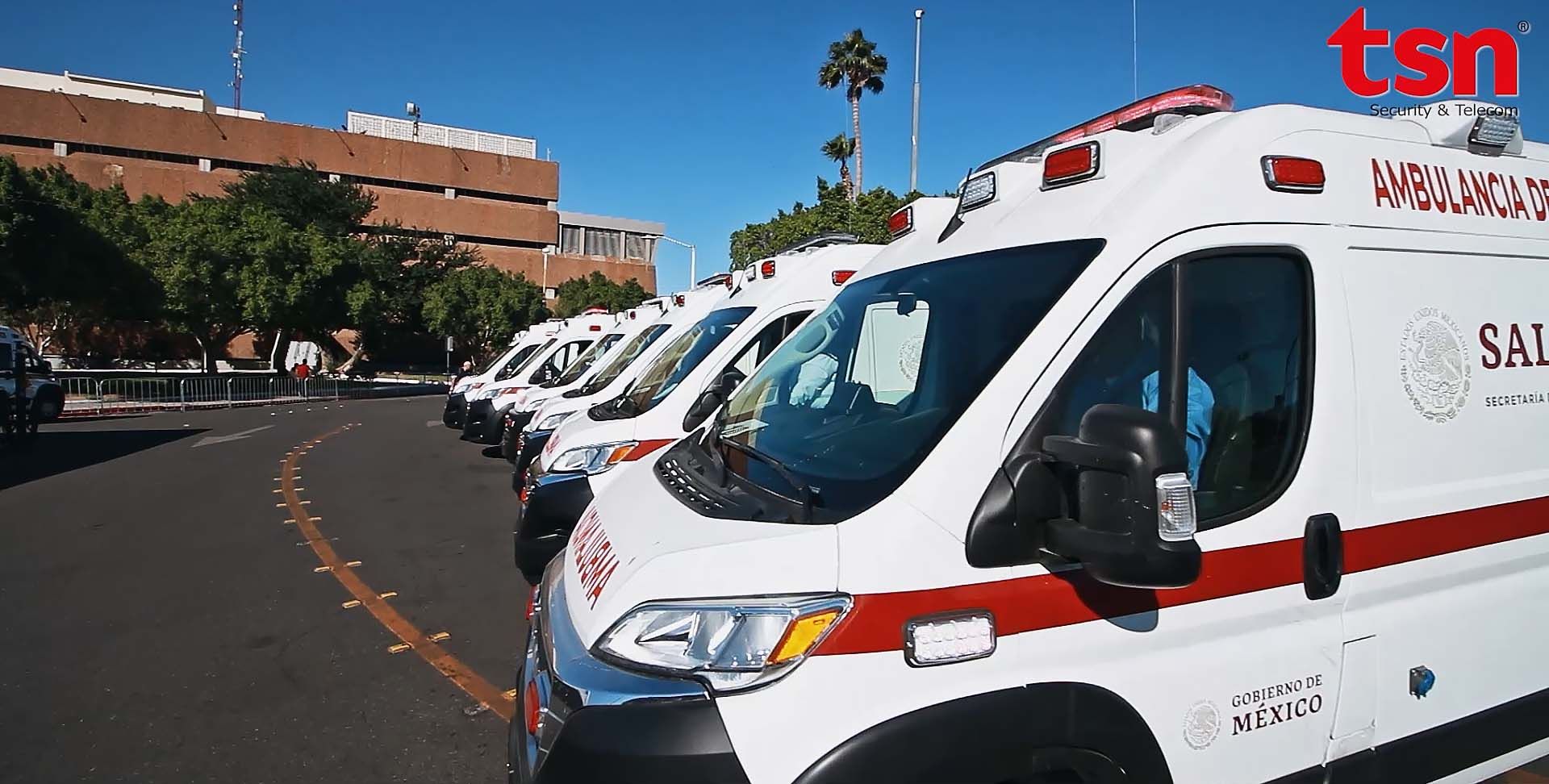 Flotilla de ambulancias Tipo II de la Secretaría de Salud estacionadas en exterior