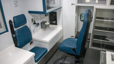 Interior del módulo médico de la ambulancia Tipo I modelo Aquila con asientos de paramédico y tomas de oxígeno