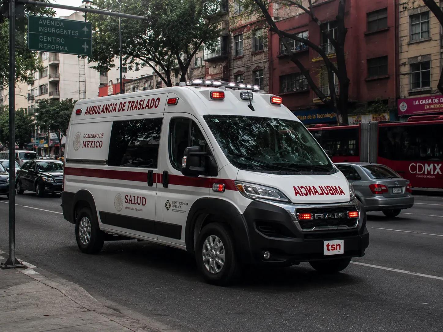 Ambulancia modelo Génova de la Secretaría de Salud circulando por la Avenida Insurgentes en la CDMX