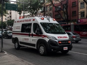 Ambulancia modelo Génova de la Secretaría de Salud circulando por la Avenida Insurgentes en la CDMX