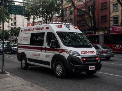 Ambulancia modelo Génova de la Secretaría de Salud circulando por la Avenida Insurgentes en la CDMX