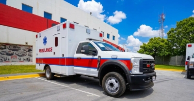 Ambulancia Aquila Tipo I estacionada frente a la planta de Oregon en Apodaca, Nuevo León.