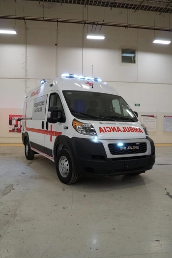 Ambulancia modelo Génova sobre chasis RAM Promaster estacionada dentro de la planta de ensamble