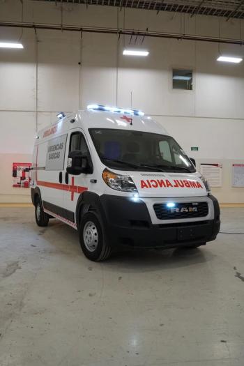 Ambulancia modelo Génova sobre chasis RAM Promaster estacionada dentro de la planta de ensamble